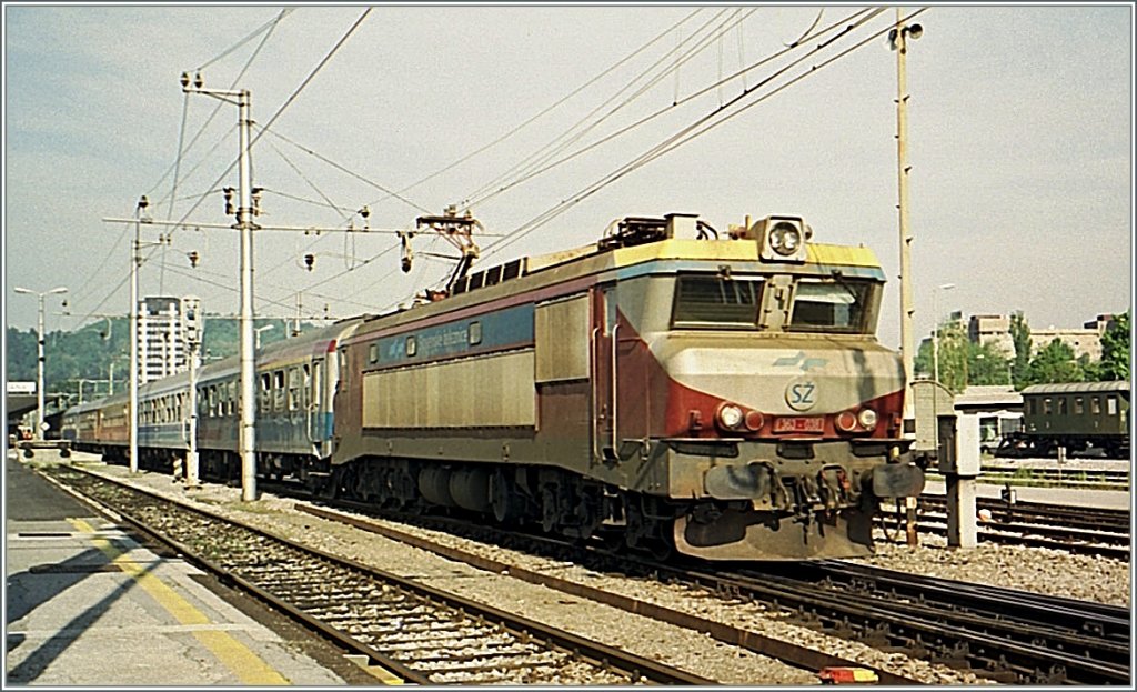 Die 363 039 mit dem D 465 Zrich - Beograd beim Halt in Ljubljana im September 2004. 