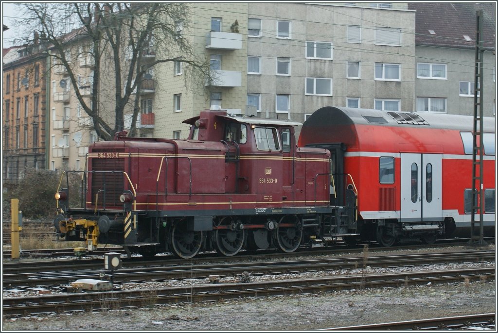 Die 364 533-0 rangiert am 9. Dez. 2008 in Ulm Doppelstockwagen.