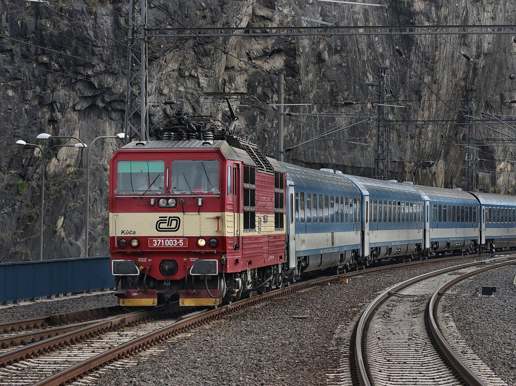 Die 371 003 am 04.04.2010 mit einem EC nach Budapest bei der Einfahrt in st nad Labem Hbf.
