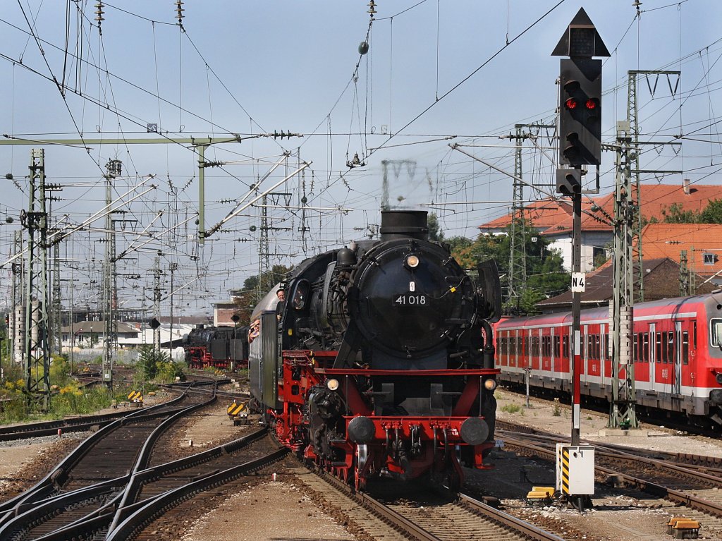 Die 41 018 am 21.08.2010 mit ihrem Sonderzug zum Jubilum 175 Jahre Deutsche Eisenbahn bei der Einfahrt in den Nrnberger Hbf. 
