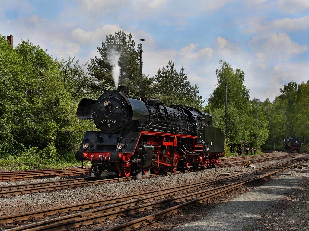 Die 41 1144 am 22.05.2010 bei einer Rangierfahrt in Neuenmarkt-Wirsberg. 
