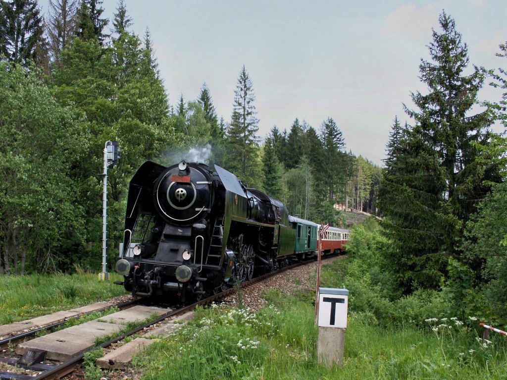 Die 475 111 mit einem Sonderzug am 04.06.2011 unterwegs bei Bhmisch Eisenstein. 
