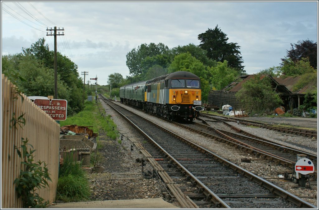 Die 56 301 erreicht mit dem letzten Zug an diesem Tag Corfe Castle. 
8. Mai 2011