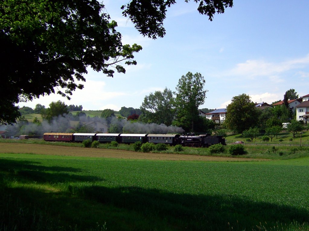 Die 638 1301 am 24.05.2008 mit einem Sonderzug unterwegs auf der Rottalbahn bei Pfarrkirchen.