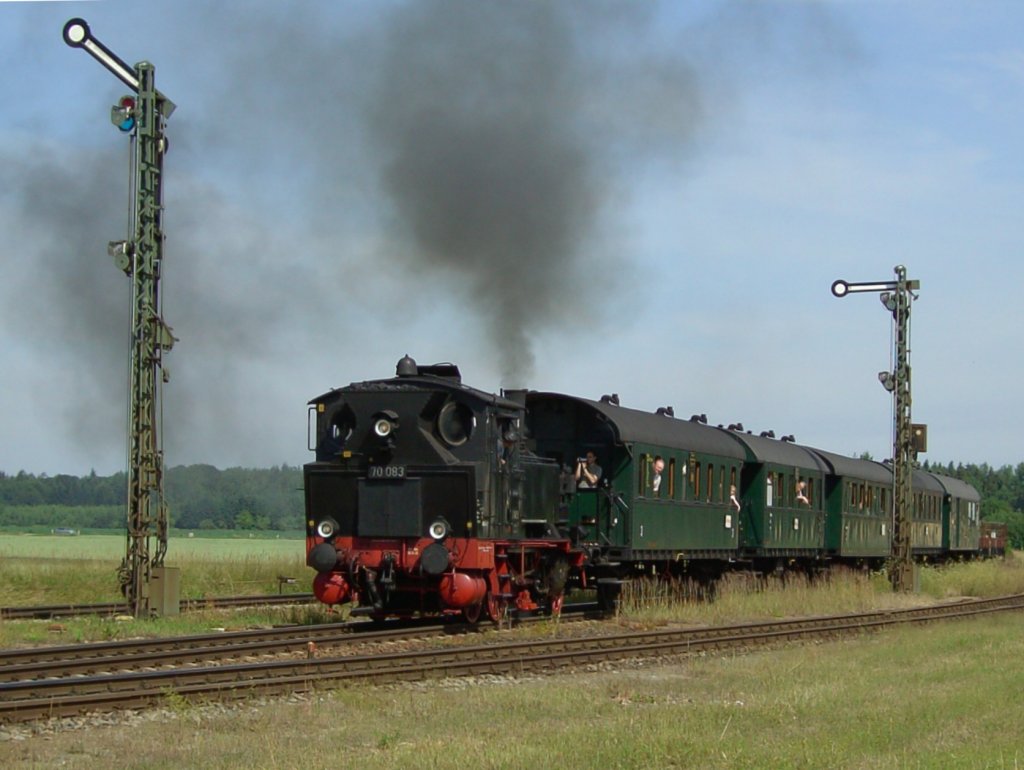 Die 70 083 am 21.06.2008 mit einem Pendelsonderzug von Mhldorf nach Alttting bei der Ausfahrt aus Tssling. 
