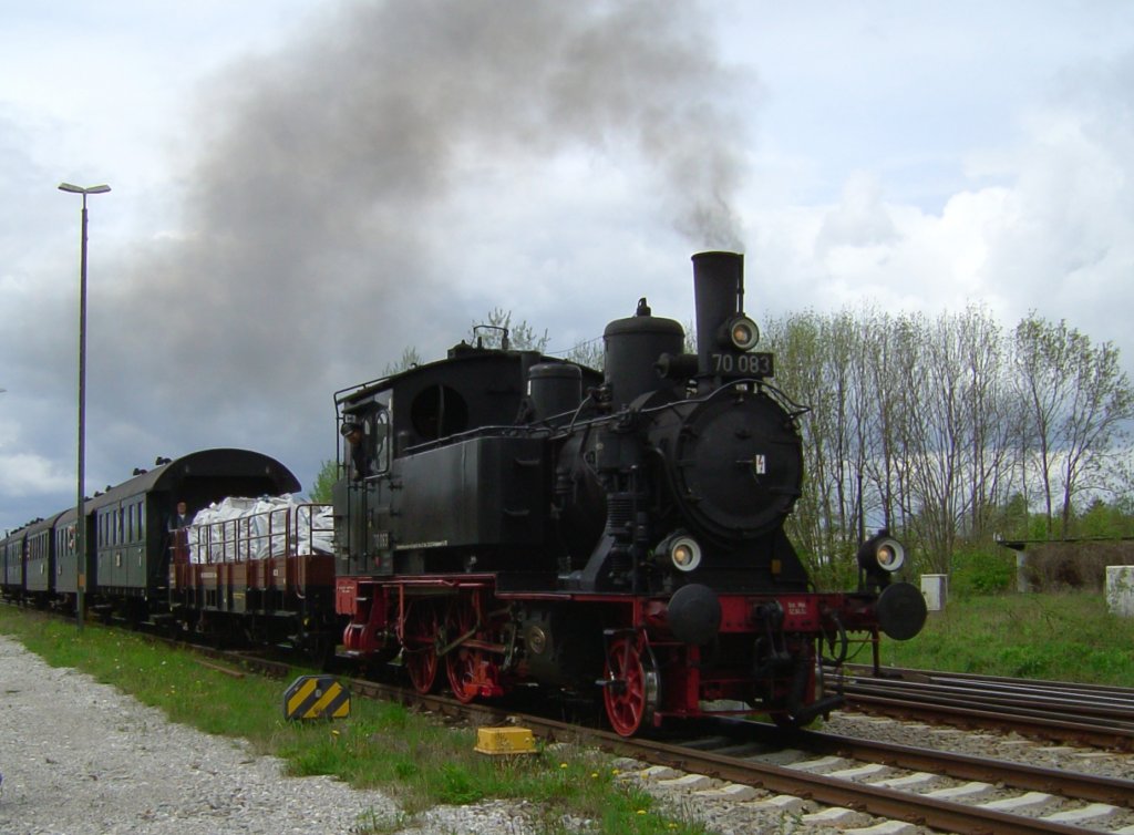Die 70 083 mit einem Sonderzug am 01.05.2008 bei der Ausfahrt aus Mhldorf nach Alttting. 
