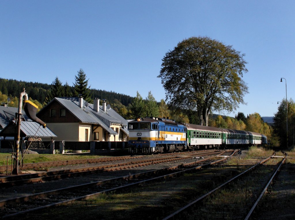 Die 754 006 am 03.10.2011 mit einem Personenzug bei der Einfahrt in pičk.