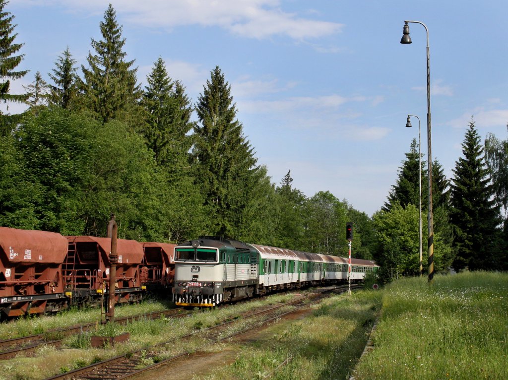 Die 754 015 mit einem Personenzug am 04.06.2011 bei der Einfahrt in Hamry-Hojsova Str.
