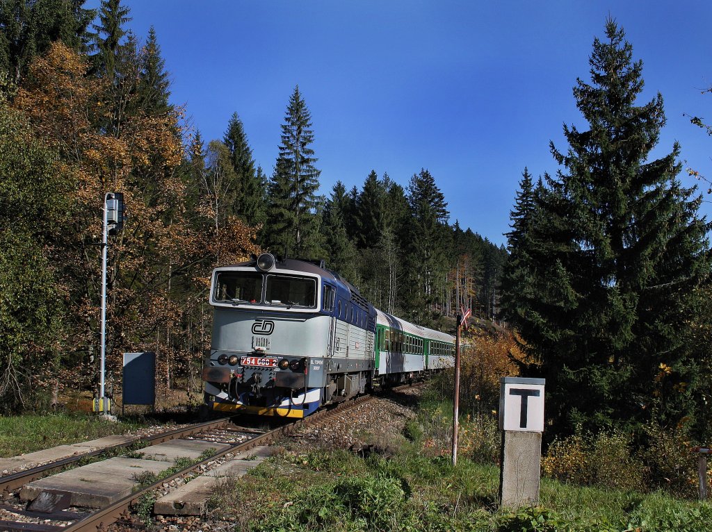 Die 754 060 am 10.10.2010 mit einem Personenzug unterwegs bei Bhmisch Eisenstein. 
