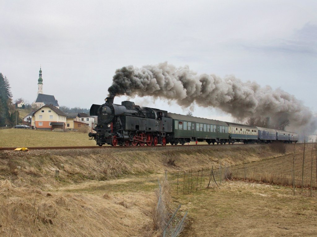 Die 78 618 am 13.03.2011 mit einem Sonderzug unterwegs bei Geinberg.
