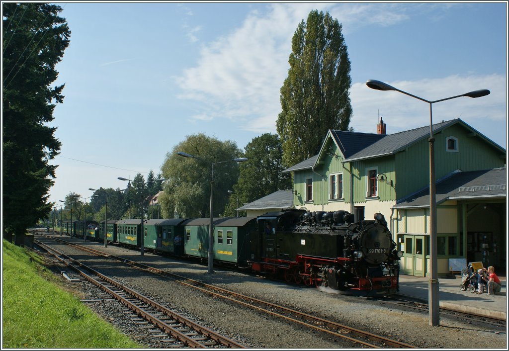 Die 99 1761-8 ist mit ihrem Regionalzug in St. Moritzburg eingetroffen.
24. Sept. 2010