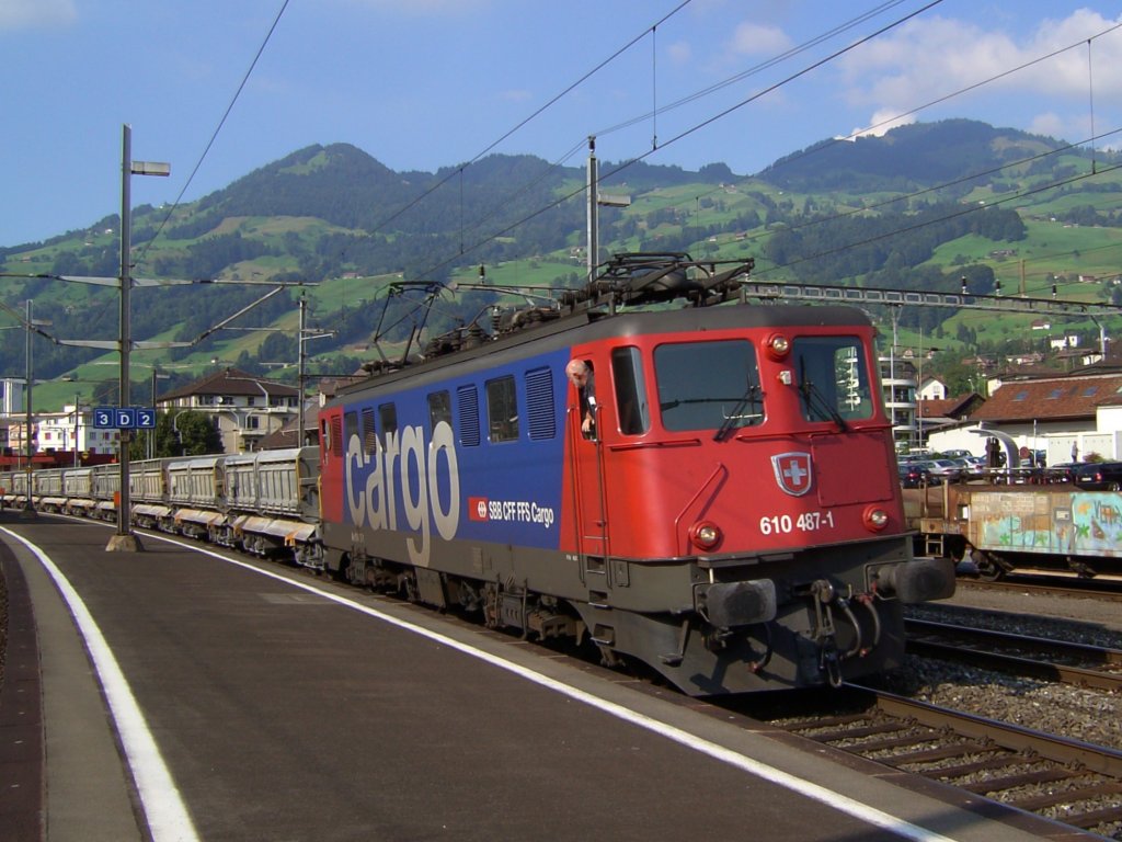 Die Ae 6/6 (610 487) am 27.08.2008 mit einem Kies bei der Durchfahrt in Schwyz.
