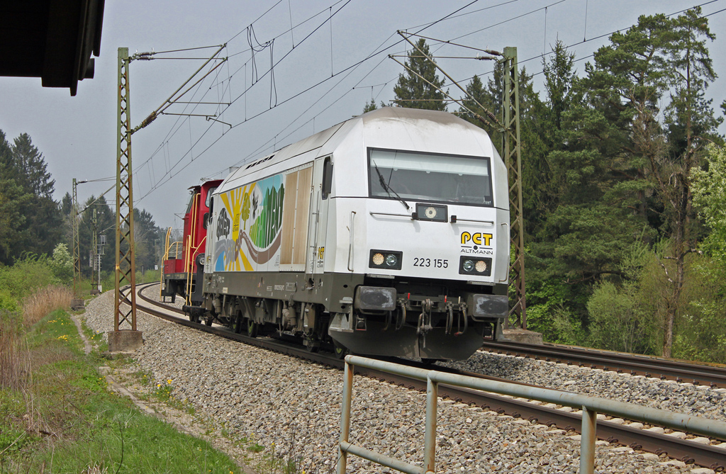 Die von Altmann eingesetzte 223 155 mit 364 611 im Schlepp in Richtung Rosenheim bei Weiching am 1.5.2013. 