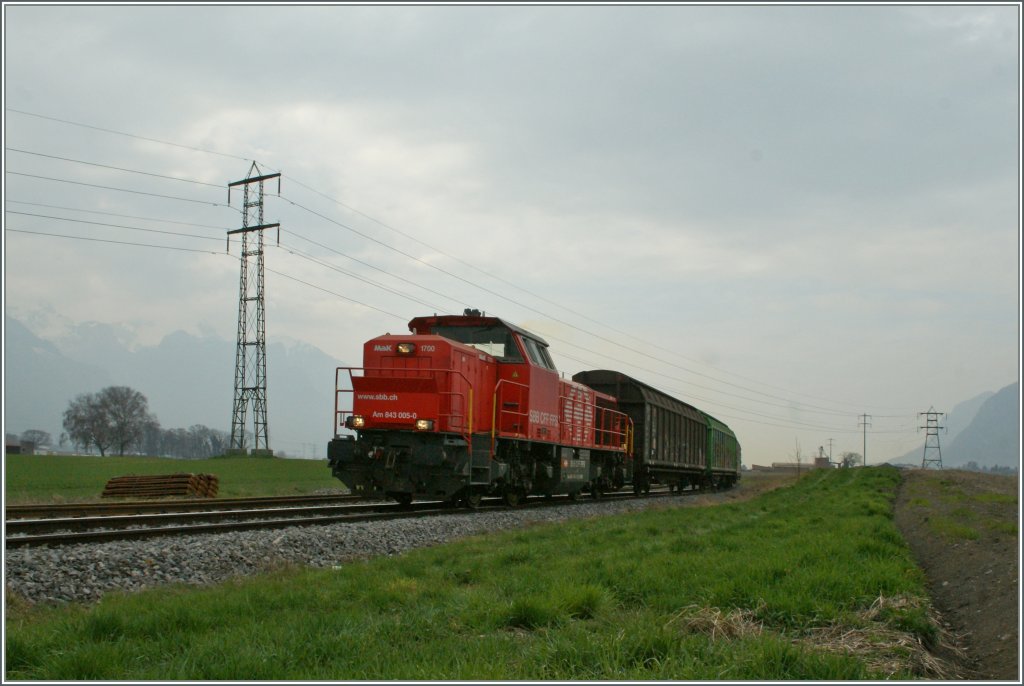 Die Am 843 055-0 mit ein paar Wagen Richtung erreicht in Krze St-Triphon.
2. April 2013