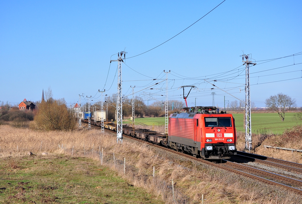 Die ausgewaschene 189 012 ist am 01.03.2013 mit dem KLV-Zug 50232(Rostock-Seehafen-Hamburg Billwerder)unterwegs.Hier in Sildemow.