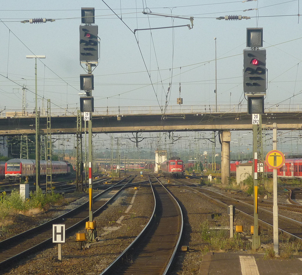 DIe Bahnhofsein-oder ausfahrt von Gieen mit einer 110 zwischen den Signalen ... (Auf dem Weg zum Treffen nach Hannover  erlegt ) (10.07.2010)