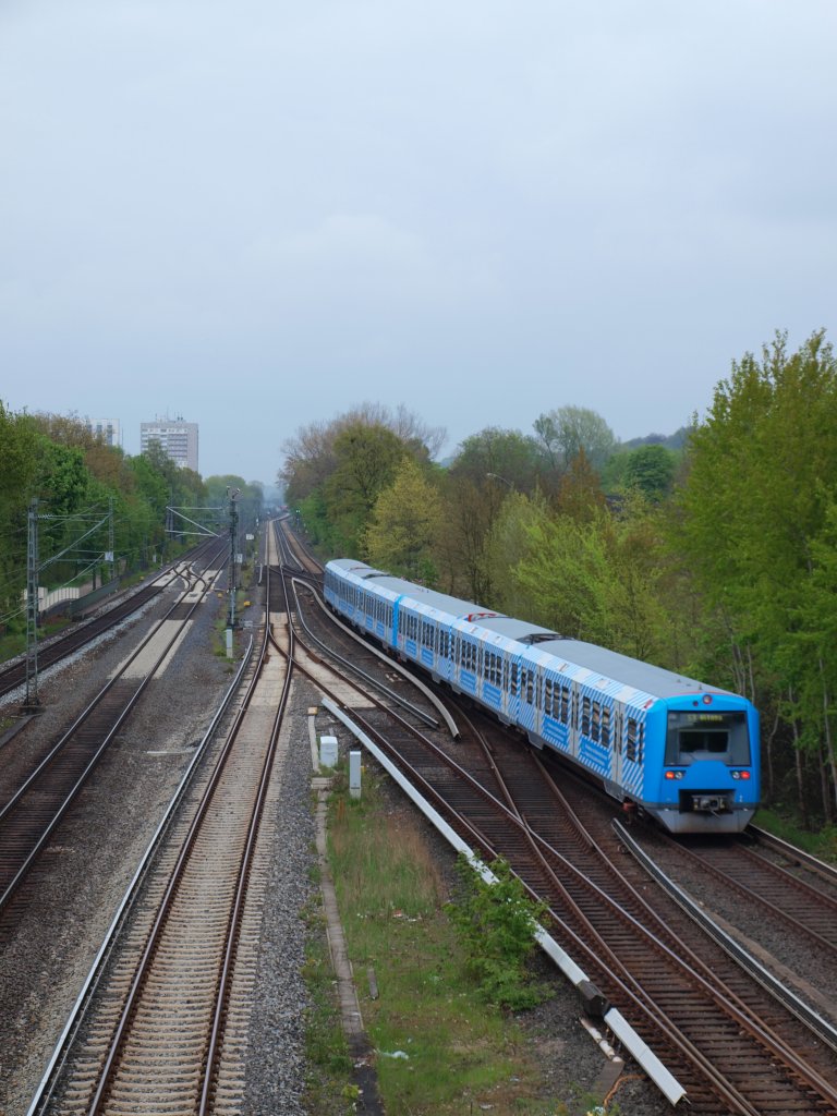 Die beiden Werbe S-Bahnen 474 104 & 106 fuhren als S3 von Hamburg-Neugraben nach Hamburg-Altona aus dem Bahnhof Hamburg-Neugraben am 13.5 bei nicht optimalen Wetter.