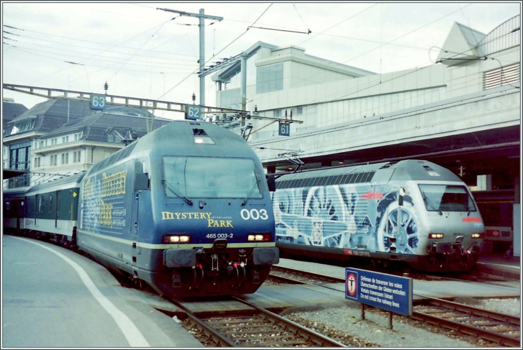 Die BLS 465 003-2 fr den  Mystery-Park  in Interlaken, whrend die SBB Lok im Hintergrund auf die Modelleisenbahn von Mrklin aufmerksam macht.
Lausanne, im Februar 2002