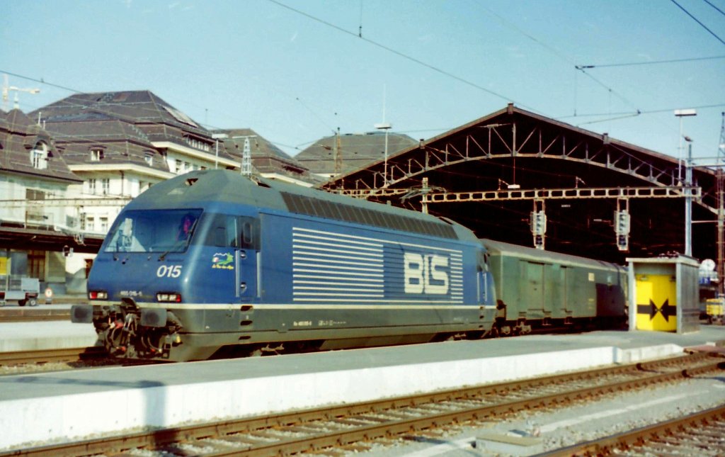 Die BLS Re 465 015 in Lausanne im Mrz 1998.