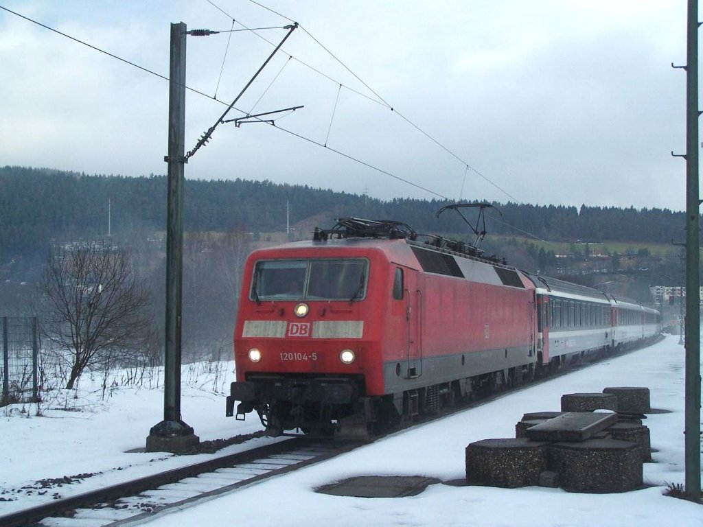 Die BR 120 104 mit dem IC 284 Stuttgart - Zrich in Tuttlingen am 08/01/11.