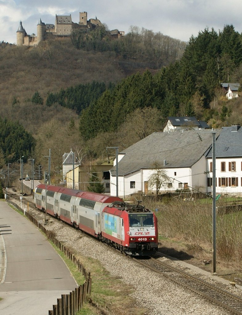 Die CFL 4013 mit einem IR nach Luxembourg bei der Burg Bourscheid am 29. Mrz 2009.
