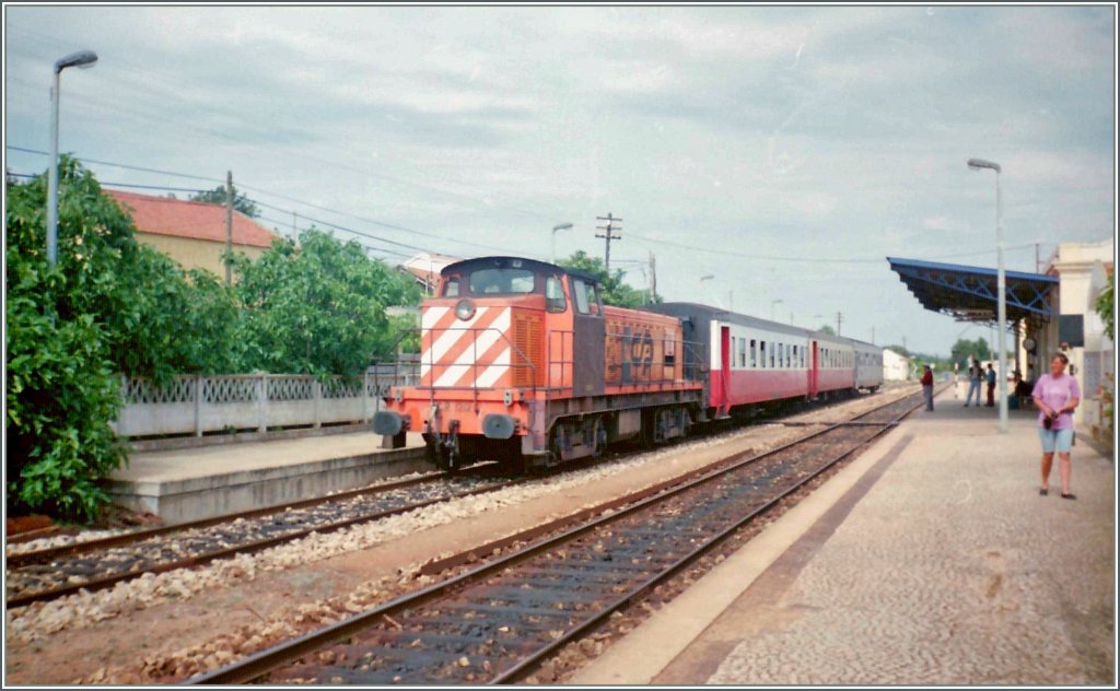 Die CP 1212 mit dem Regionalzug 5916/17 Villa Real - Lagos wartet in Alcantarilha auf die Kreuzung mit dem IR 2872 Lagos - Lisboa (Bareira)
Mai 1993