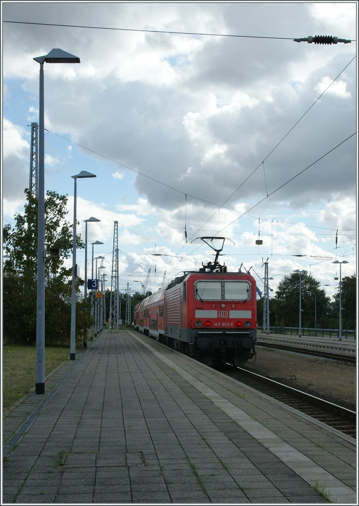Die DB 143 952-0 verlsst Warnemnde Richtung Rostock. 
19. Sept. 2012
