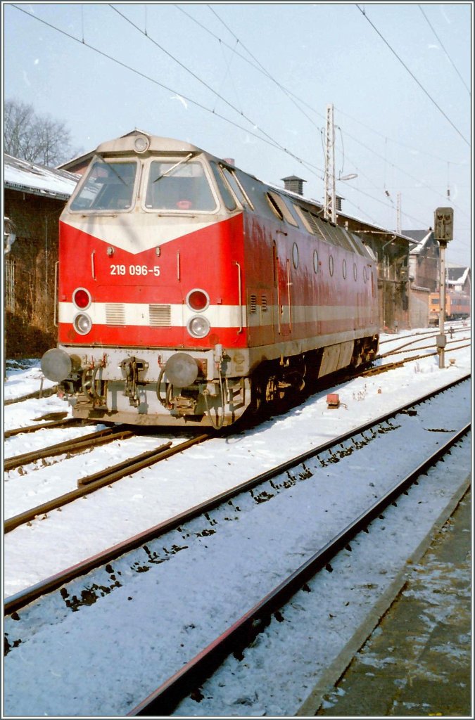Die DB (ex DR) 219 096-5 in Schwerin. 
9. Februar 1996/Gescanntes Negativ