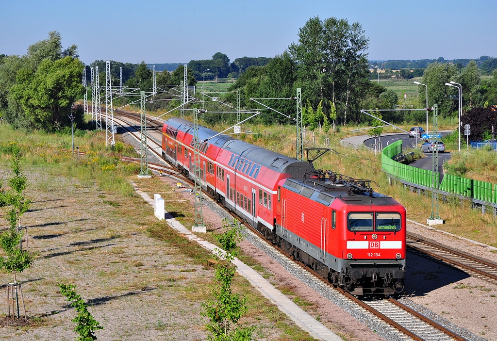 Die Dortmunder 112 134 ist zur Zeit leihweise in Rostock.Am 02.08.2013 war sie auf der S1 zwischen Rostock Hbf und Warnemnde unterwegs.Hier kurz vor dem Hp Warnemnde Werft.