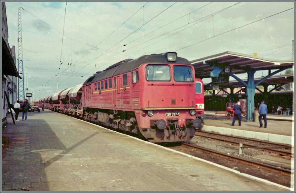 Die DR 120 337-1 in Gstrow im Septmber 1990.