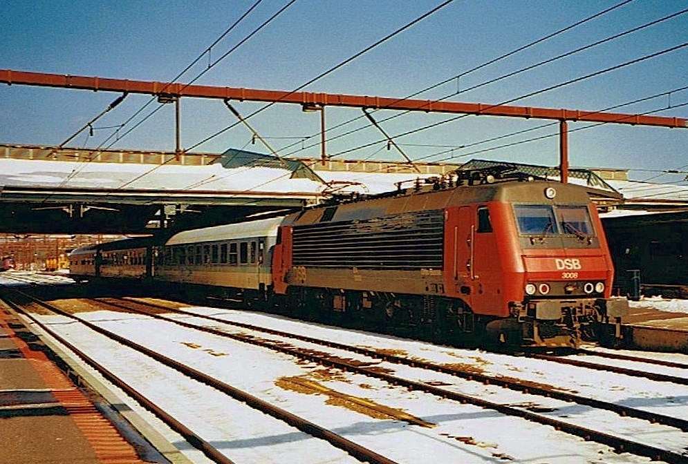 Die DSB EA 3008 mit dem IR 2185  Nordpilen  nach Hannover in Fredericia am 21. Mrz 2001.
(Gescanntes Foto)