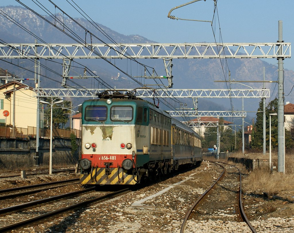 Die E 656-481 mit CIS EC nach Venezia SL in Stresa am 24. Feb. 2009