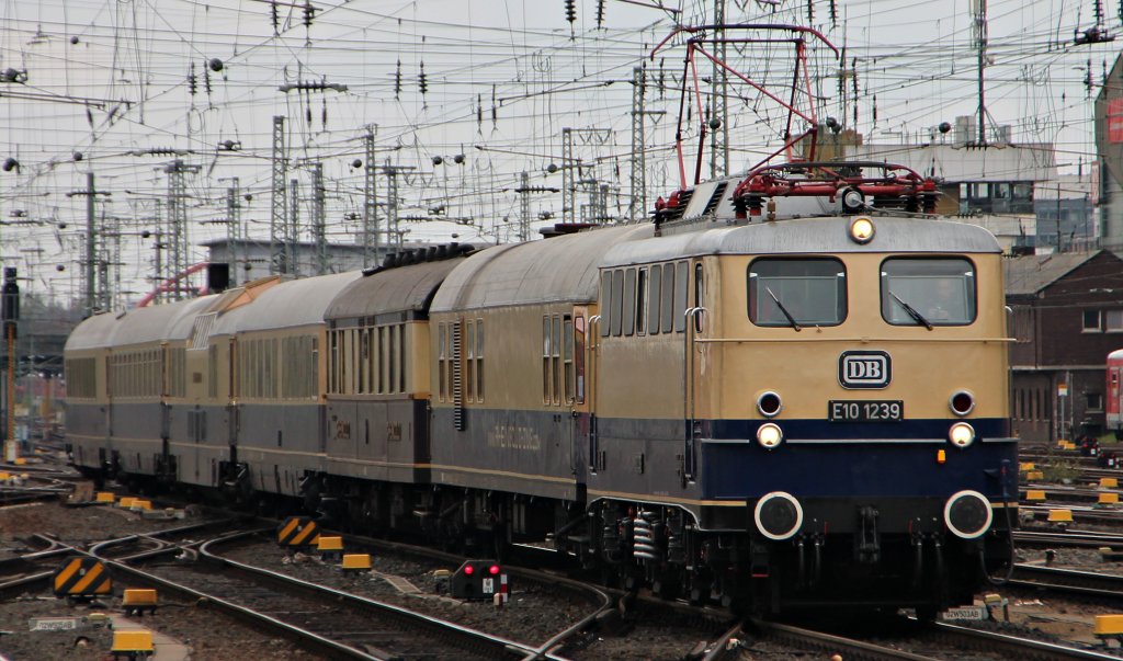 Die E10 1239 bei der Einfahrt in den Frankfurter Hauptbahnhof am 7.4.2012! 