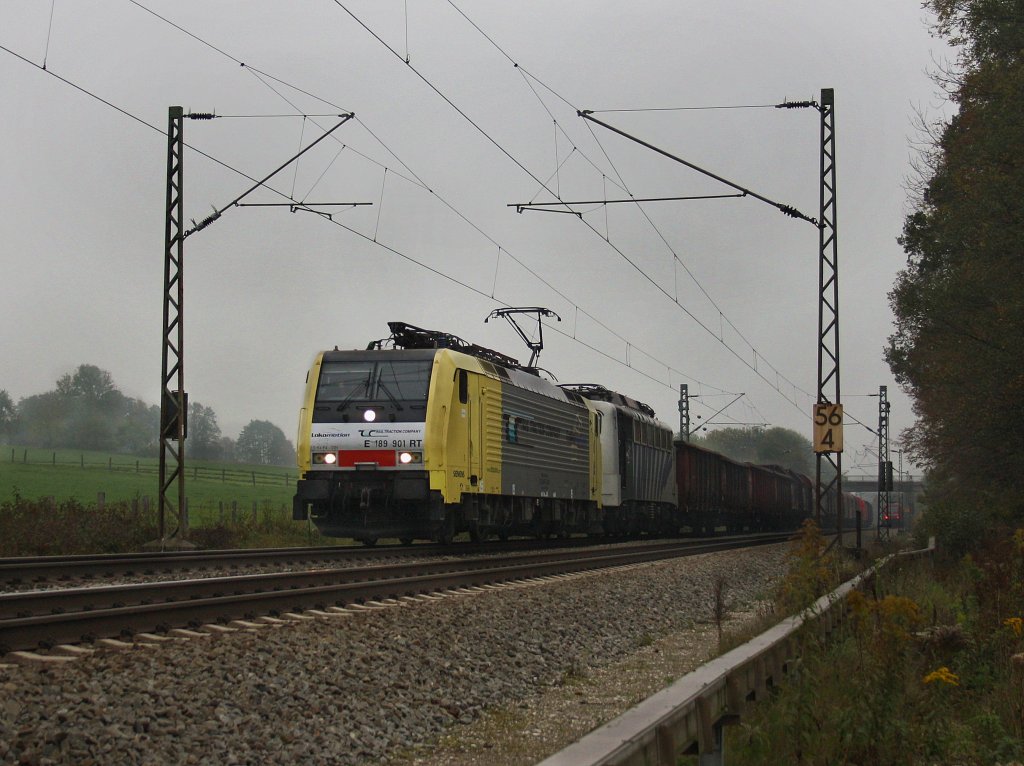 Die ES 64 F4-001 mit einer 139er im Schlepp und einem Stahlzug am 14.10.2010 unterwegs bei Grokarolinenfeld. (B Vogl)
