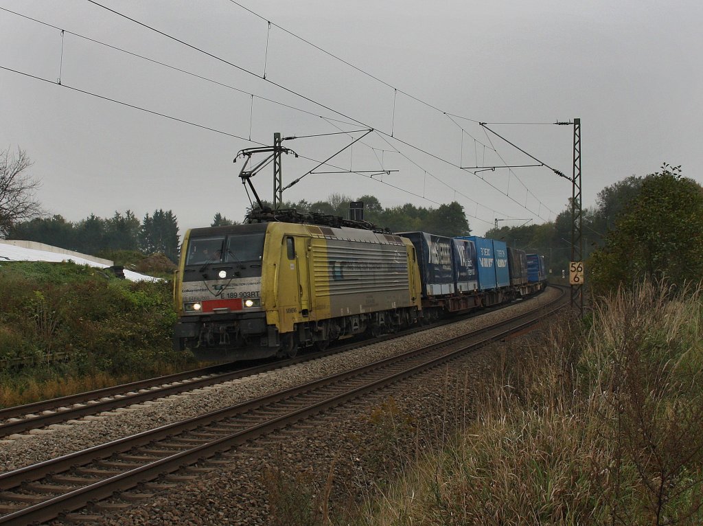 Die ES 64 F4-003 am 14.10.2010 mit einem KLV-Zug unterwegs bei Grokarolinenfeld. (B Vogl) 
