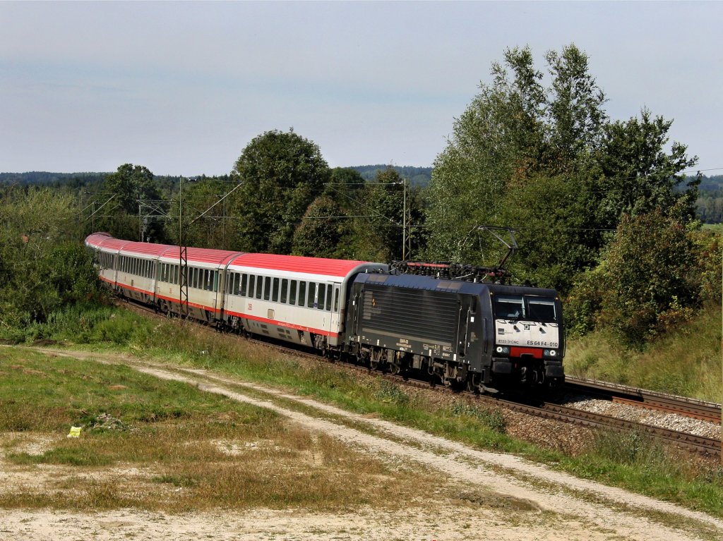 Die ES 64 F4-010 am 12.09.2010 mit einem Brenner EC unterwegs bei Ostermnchen. 
