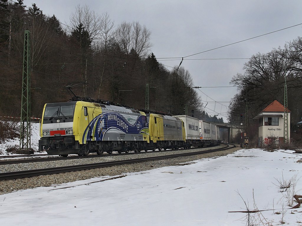 Die ES 64 F4-012 und die ES 64 F4-004 mit dem ekol KLV-Zug am 13.03.2010 bei der Durchfahrt in Aling. 
