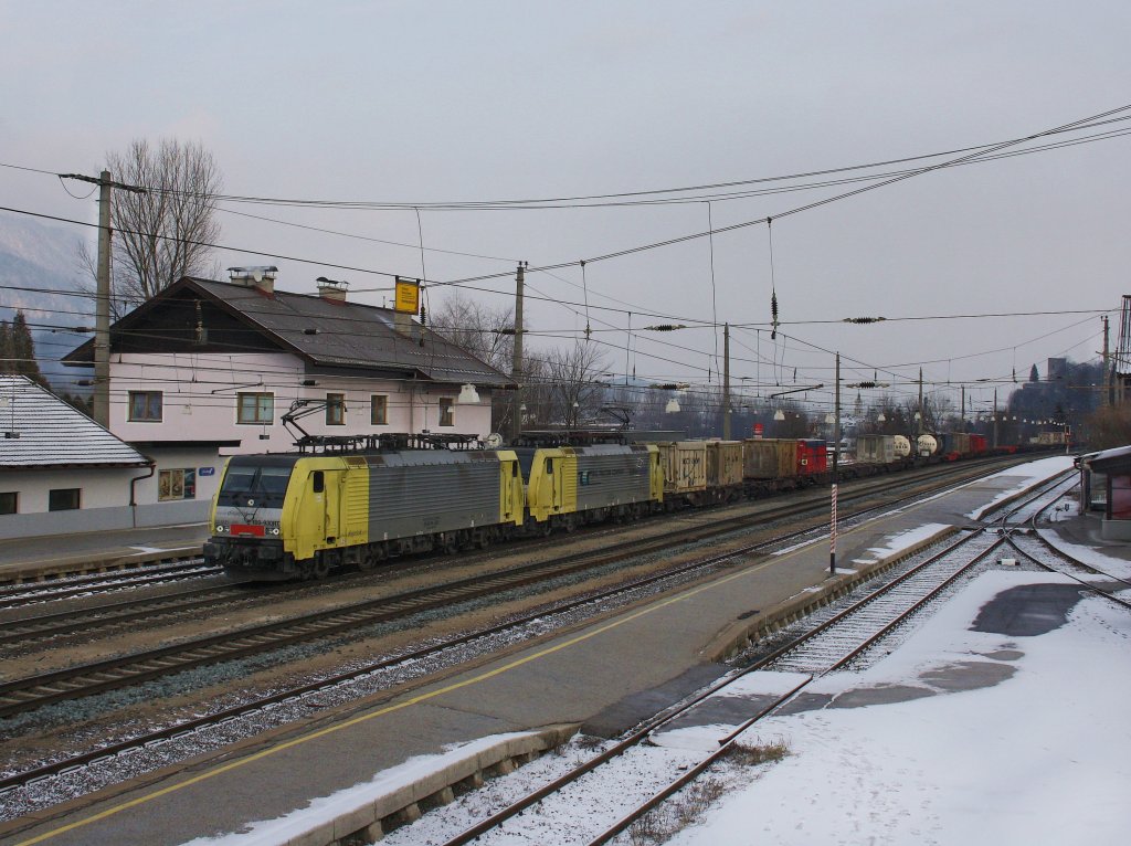 Die ES 64 F4-030 und eine Weitere am 19.12.2009 mit einem KLV-Zug bei der Durchfahrt in Brixlegg. 
