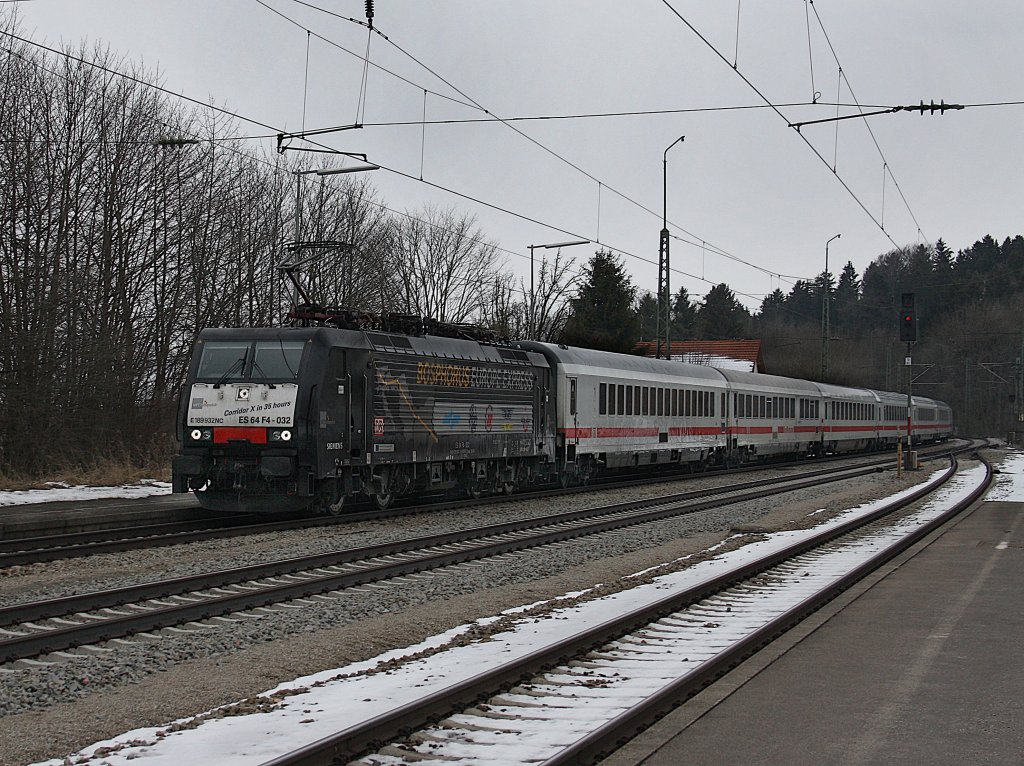 Die ES 64 F4-032 Bosporus Express mit einem Brenner EC am 13.03.2010 bei der Durchfahrt in Aling.