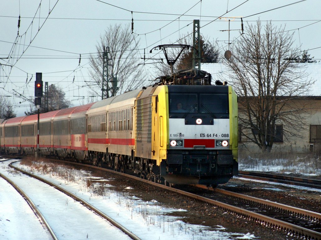 Die ES 64 F4-088 am 16.01.2010 mit einem Brenner EC bei der Durchfahrt in Ostermnchen. 
