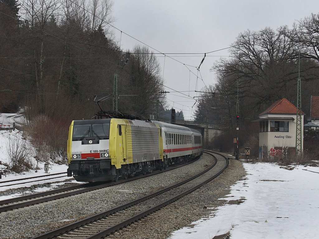 Die ES 64 F4-089 mit einem Brenner EC am 13.03.2010 bei der Durchfahrt in Aling. 
