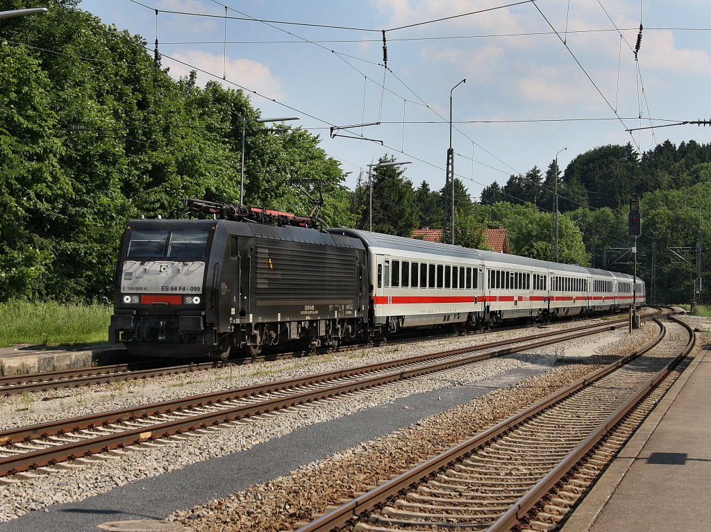 Die ES 64 F4-099 am 25.06.2010 mit einem Brenner EC bei der Durchfahrt in Aling. 
