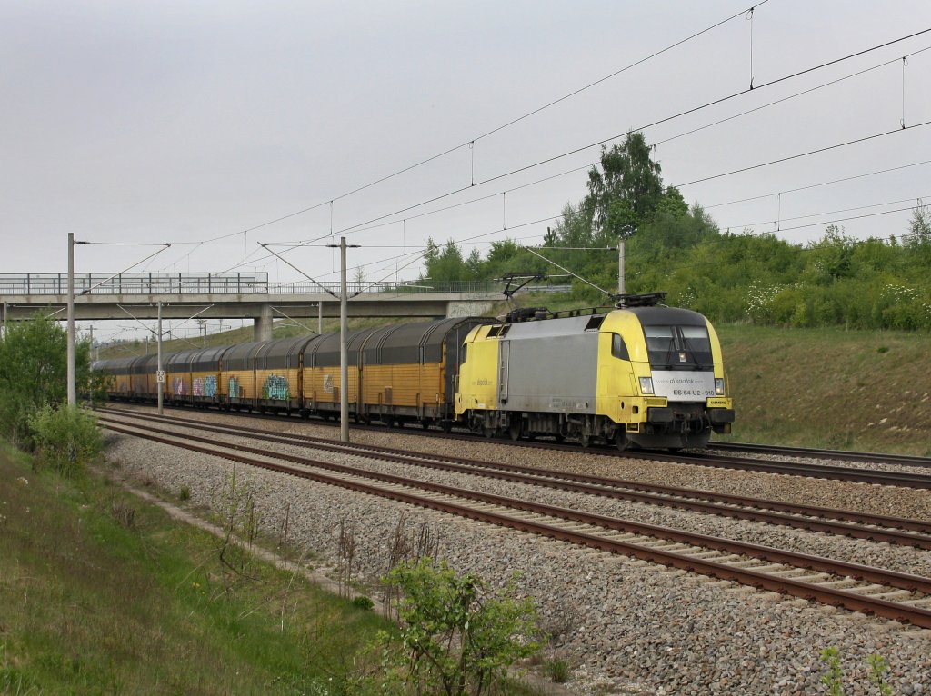 Die ES 64 U2-010 am 28.04.2011 mit einem Autozug unterwegs bei Hebertshausen. 
