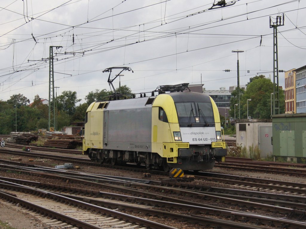Die ES 64 U2-013 am 04.09.2009 bei der Durchfahrt durch den Regensburger Hbf.