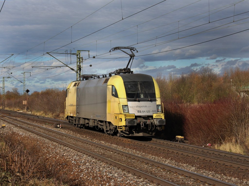 Die ES 64 U2-013 am 13.11.2010 unterwegs bei Obertraubling. 
