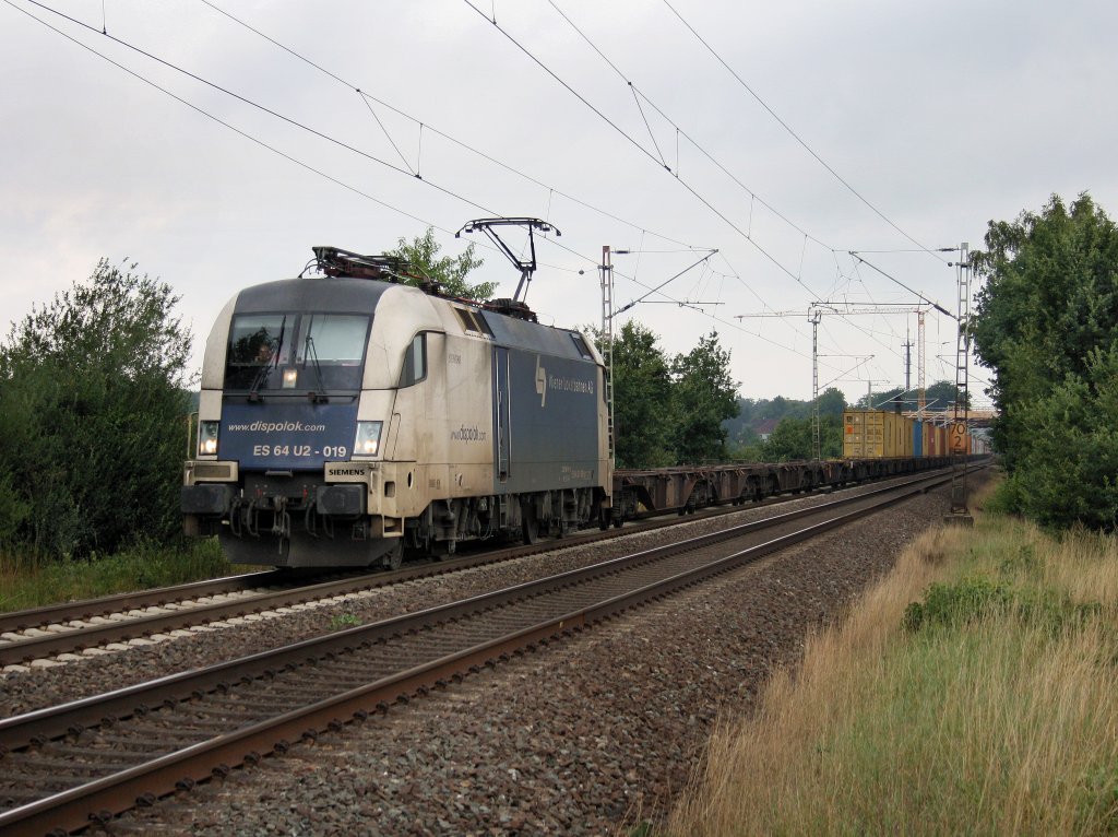 Die ES 64 U2-019 am 11.08.2010 mit einem Containerzug unterwegs bei Eystrup. 
