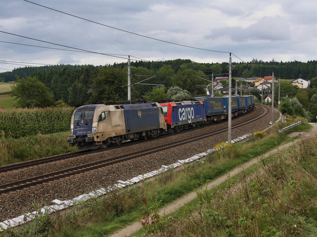 Die ES 64 U2-024 mit der Re 482 039 und einem KLV-Zug am 28.08.2010 unterwegs bei Haiding. 
