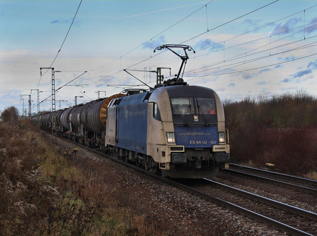 Die ES 64 U2-027 am 13.11.2010 mit einem Kesselwagenzug bei der Durchfahrt in Obertraubling.
