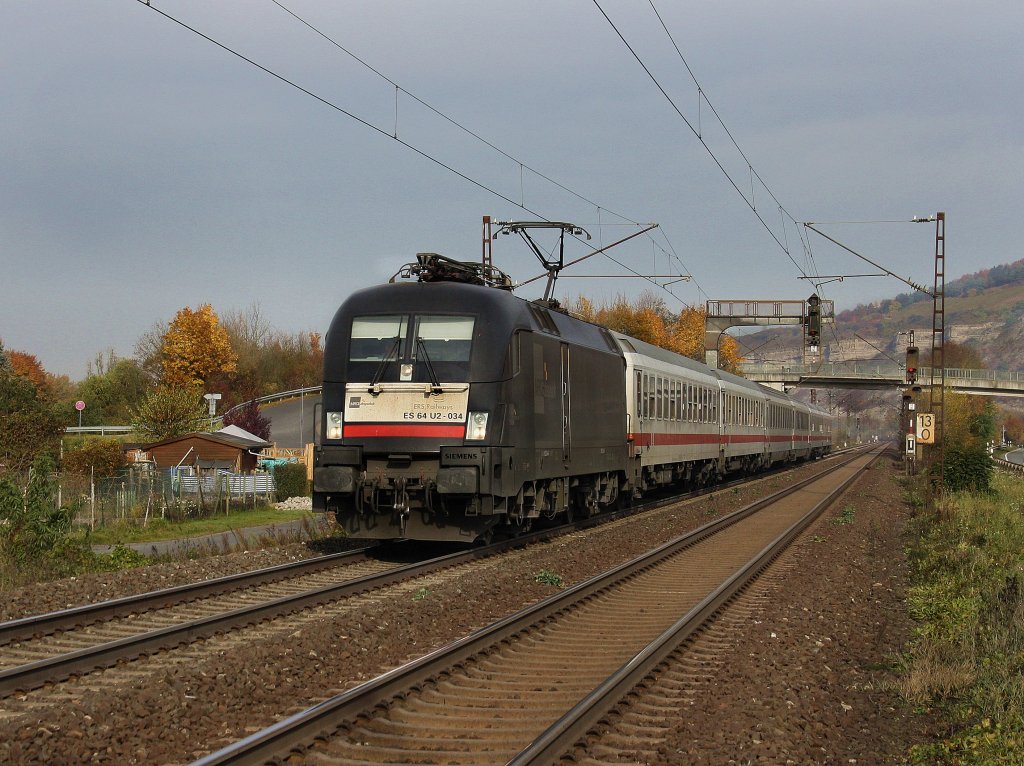 Die ES 64 U2-034 am 30.10.2010 mit dem IC Rottalerland unterwegs bei Thngersheim. 
