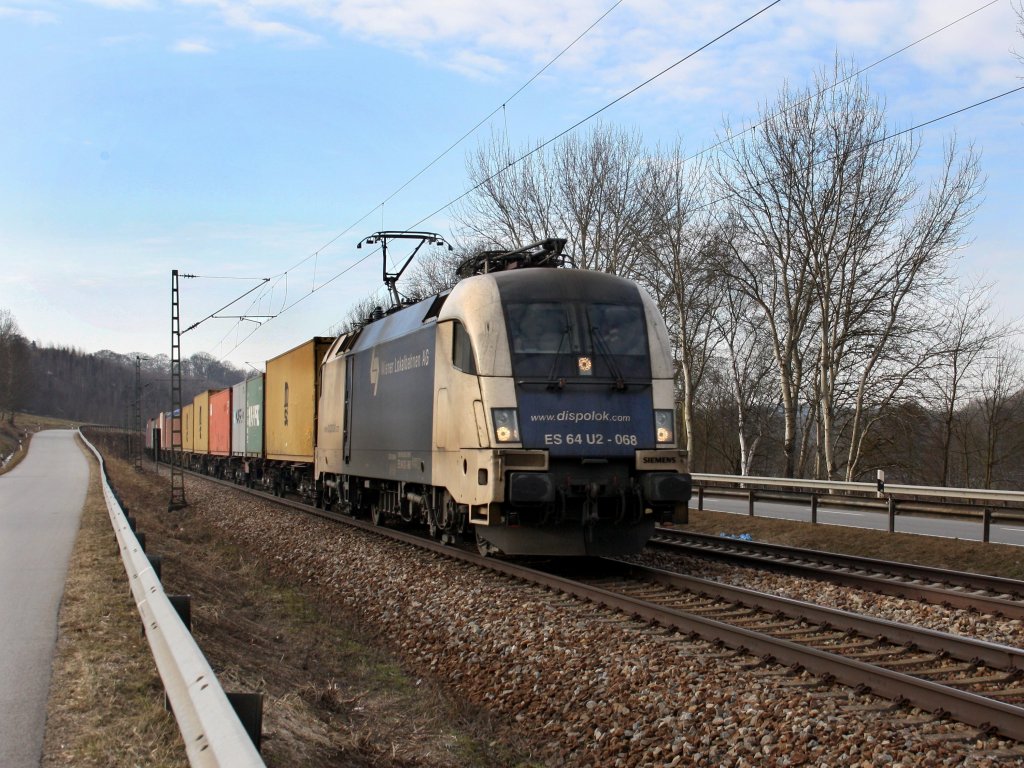 Die ES 64 U2-068 am 24.02.2011 mit einem Containerzug unterwegs bei Hausbach. 
